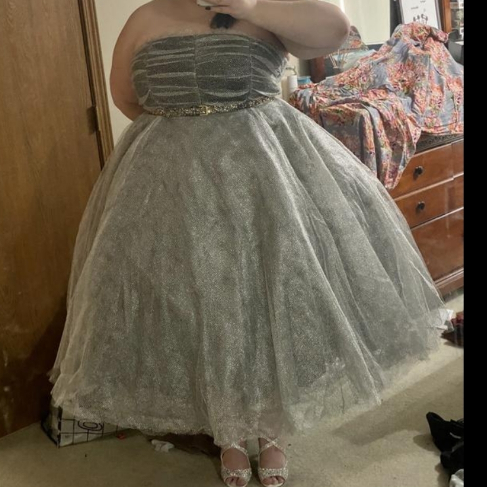 ✨️HOST PICK✨️🆕SZ 16W BETSEY JOHNSON SHINY SILVER TULLE STRAPLESS DRESS - Picture 6 of 10